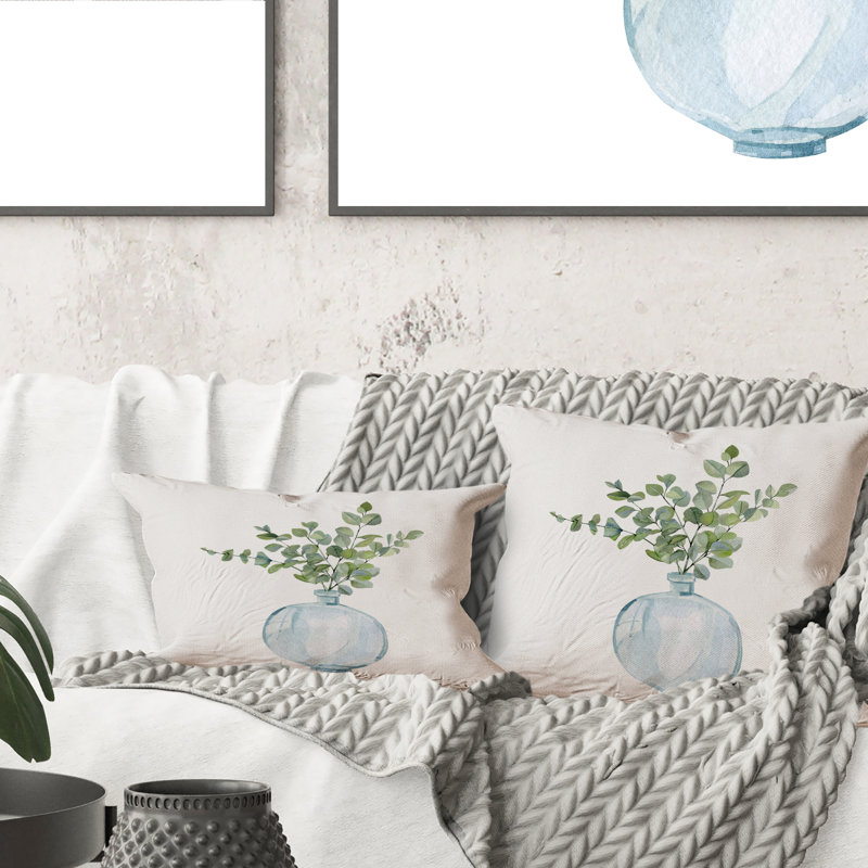 Plantes d'intérieur dans un vase en verre, branches d'eucalyptus I - coussin décoratif traditionnel, 18 po x 18 po