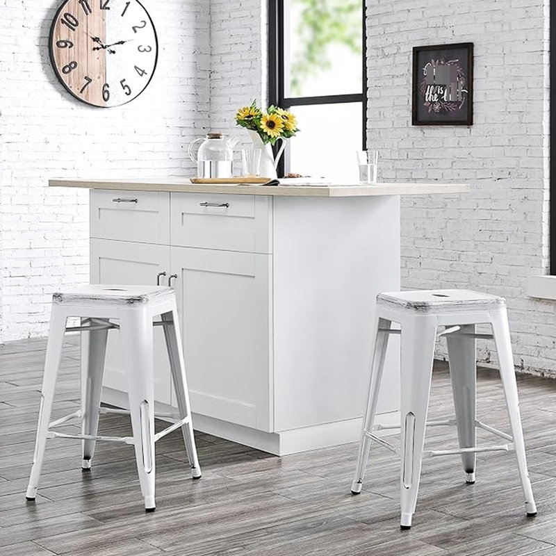 Tabourets de bar rétro en métal (sans dossier) (de 2), siège de 24 po, poids, quatre pieds avec embouts en caoutchouc, contreventement renforcé, aucun assemblage requis, couleur blanc industriel vieilli contemporain, empilable, solide