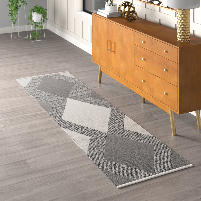 Tapis géométrique fait à la main Charvik en ivoire / gris / blanc, Tapis de couloir 2 pi 3 po x 8 pi