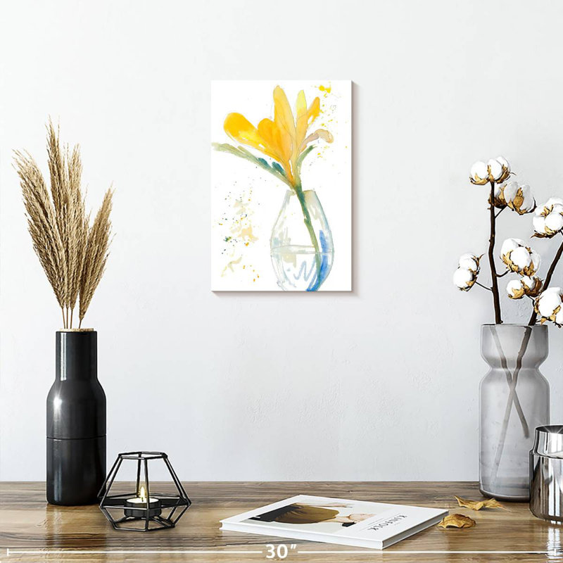 Fleurs jaunes Harnek dans un vase transparent, H 12 po x l 8 po