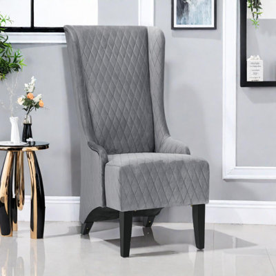 Fauteuil à oreilles haut dossier en velours avec coutures en losanges et pieds en bois de bouleau