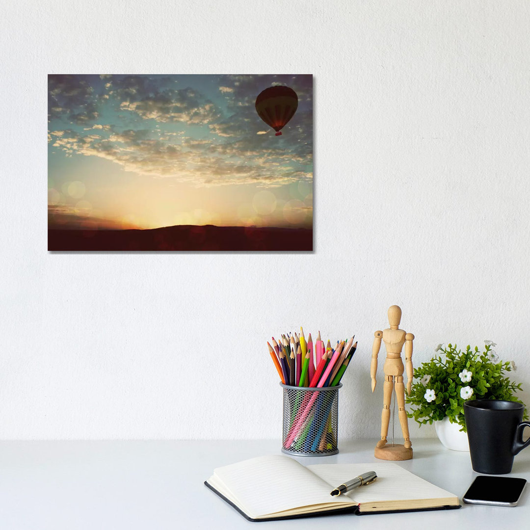 Mara Balloon von Susan Bryant - Giclée auf Leinwand ohne Rahmen Galerieverpackt