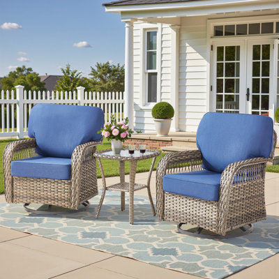 Ensemble de meubles d'extérieur en rotin 3 pièces, 2 chaises coulissantes pivotantes en osier toutes saisons avec dossier en T et une table d'appoint en verre trempé pour le patio, le jardin et la piscine