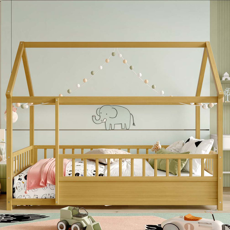 Lit en bois avec structure de toit en bois