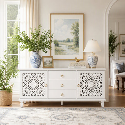 Meuble télé de style champêtre avec portes sculptées ajourées, buffet vintage avec 3 tiroirs et étagères réglables, console rétro autoportante pour salon, salle à manger ou entrée, blanc