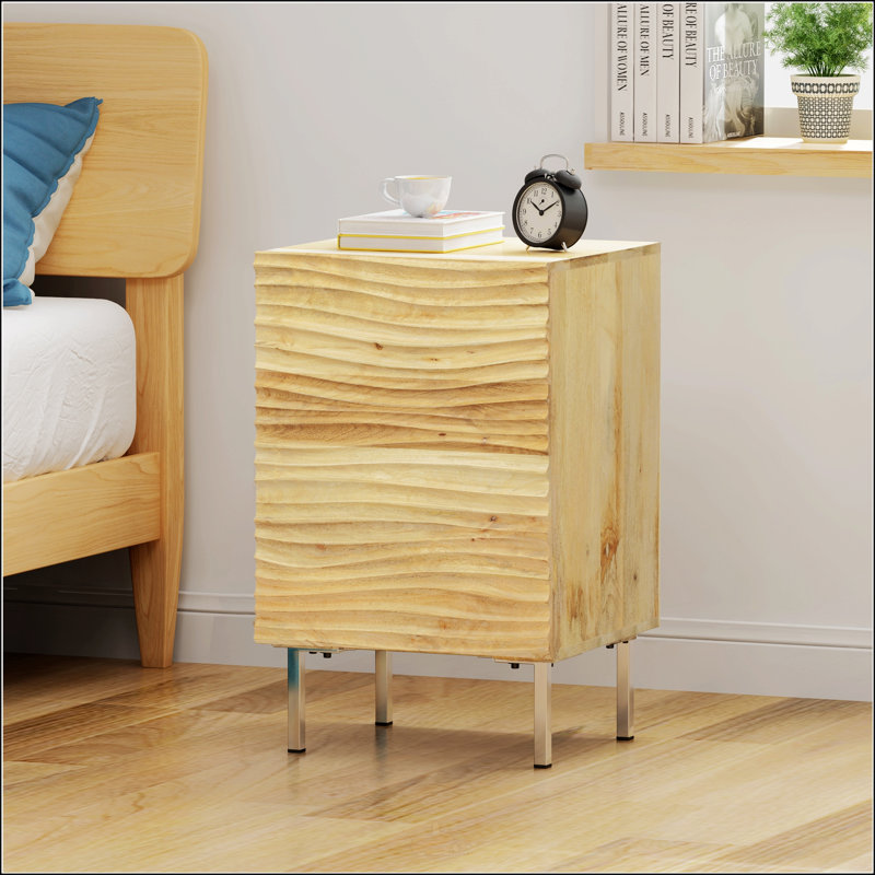 Table de chevet en bois de manguier fabriquée à la main avec un design de vagues unique et un rangement parfait pour la décoration moderne et artistique.