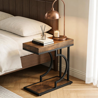 Table de chevet fonctionnelle pour petits espaces, fini noir et brun, facile à assembler. Style élégant et contemporain, structure semi-circulaire moderne, légère et mobile.