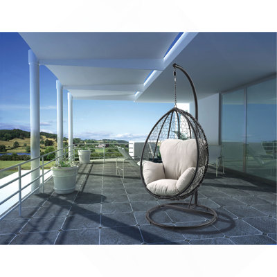 Chaise suspendue en tissu beige et osier noir