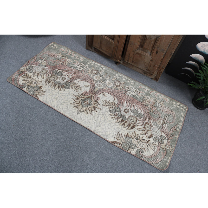 Tapis turc rétro à motif floral fabriqué à la main dans des tons pastel, parfait pour un décor romantique
