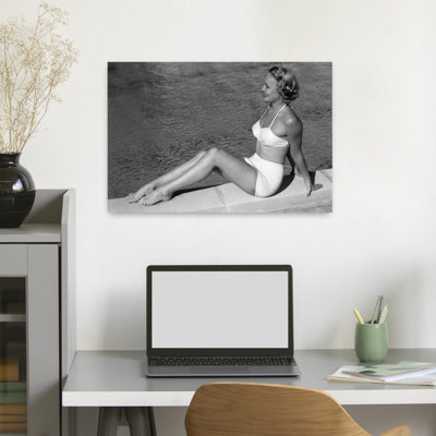 «1940S», femme blonde assise au bord de la piscine, vêtue d'un costume de bain blanc deux pièces, rétro, rétro, rétro, art mural classique