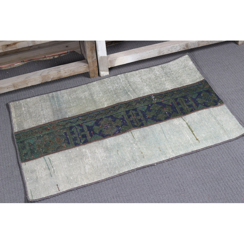 Petit tapis décoratif en laine vert avec un patchwork turc rétro pour une entrée moderne fabriqué à la main dans un style oriental boho