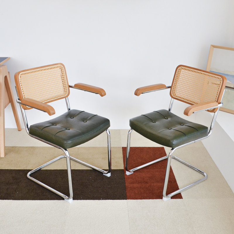 Chaise de salle à manger de style milieu du siècle avec dossier en rotin, accoudoirs en bois massif et piètement cantilever en métal chromé, lot de 2