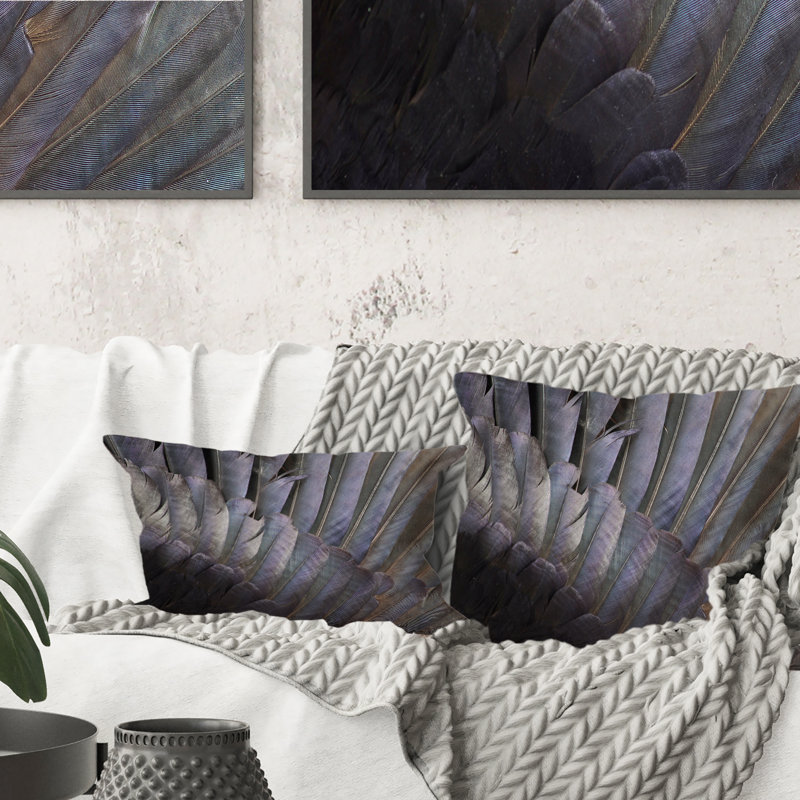 Coussin décoratif imprimé noir et blanc avec plumes blanches