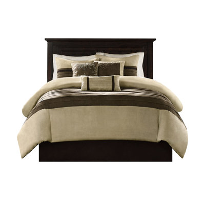 Édredon naturel 7 pièces. Literie transitionnelle en faux suède. Confortable et tendance. Comprend un édredon, des taies décoratives, 3 coussins décoratifs et une jupe de lit. . Lavable à la machine pour plus de commodité.