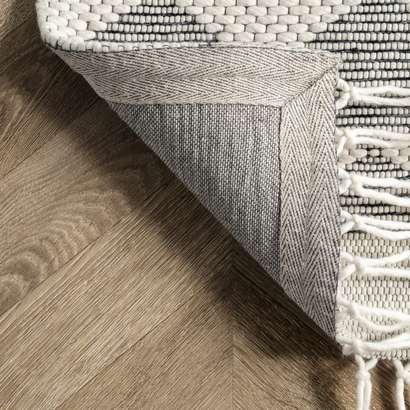 Gray and White Diamond Pattern Wool Blend 6' x 9' Area Rug