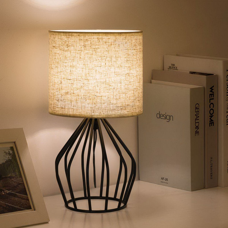 Lampe moderne noire avec base évidée