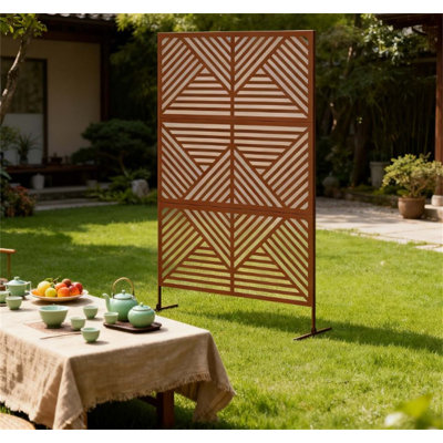 Paravent en métal d'extérieur avec clôture décorative et treillis pour plantes grimpantes, idéal pour séparer l'espace jardin et terrasse.