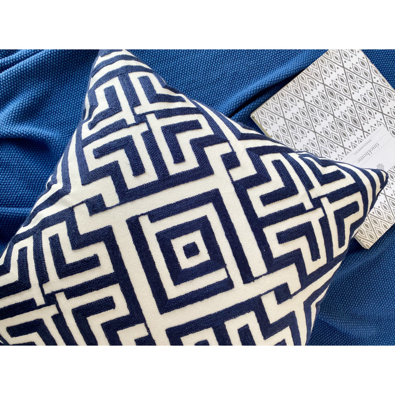 Coussin décoratif géométrique brodé carré avec insert noir / blanc 18 po x 18 po