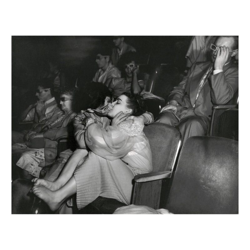 [Lovers at the Palace Theatre] par Weegee - Estampe numérique, H 22 po x l 28 po