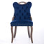 Ensemble de 2 chaises en velours capitonnées avec accoudoirs en bois et garniture cloutée en cuivre, bleu