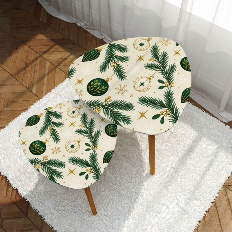Ensemble de 2 tables basses gigognes triangulaires modernes, décorées de branches de pin et de motifs de Noël, style crème, style milieu du siècle. Table d'appoint empilable, petite table de chevet idéale pour le salon, la chambre ou un appartement. Décoration intérieure.