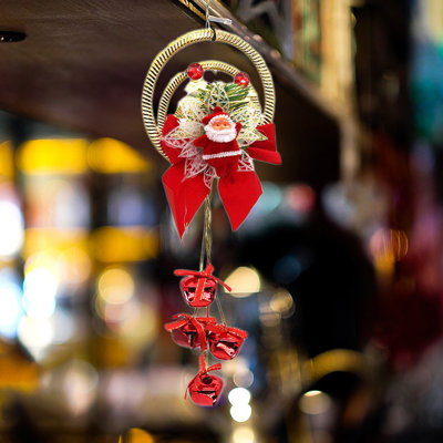 Arbre de Noël décoré avec un pendentif, scène de Noël