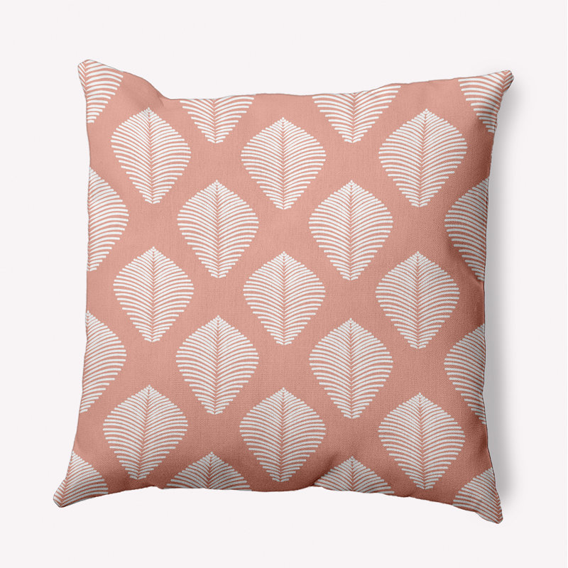 Coussin Upscale Getaway, H 16 po x l 16 po, Corail doux géométrique