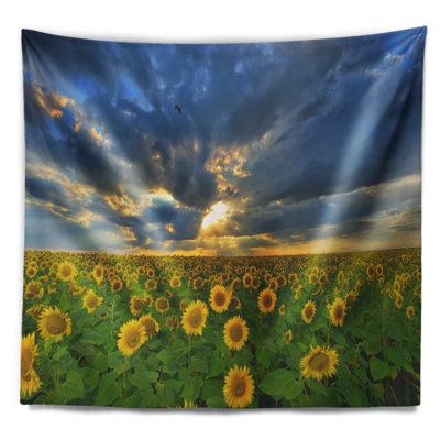 Tapisserie à coucher de soleil par-dessus de soleil sur les fleurs et suspension murale