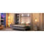 Lit grand avec tablettes de rangement pratiques, garde-robe et lumière sereine-1743027549-1743027546