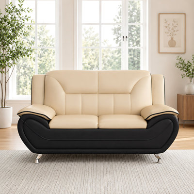 Canapé moderne deux places en similicuir, 155 cm (61 pouces), avec accoudoirs rembourrés et pieds en acier inoxydable. Petit sofa contemporain idéal pour le salon, un appartement ou un loft.