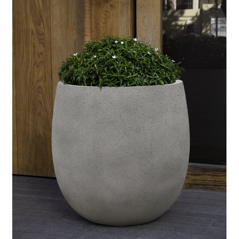 Pot de fleurs en fibre de verre Guilford, H 21,75 po x l 21,75 po x P 21,75 po, Gris pierre clair