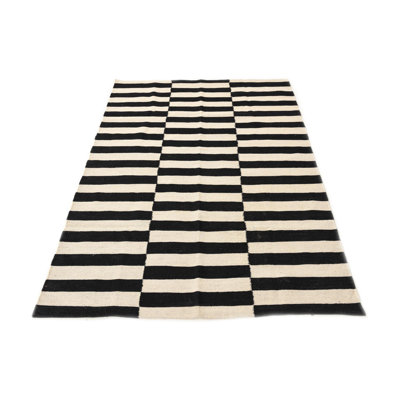Tapis noir et blanc 4 x 6 Petrella