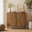 Buffet moderne avec portes rainurées, tablette réglable et rangement, noyer