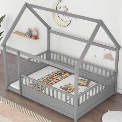 Lit en bois gris avec toit de maison et clôture stable stable
