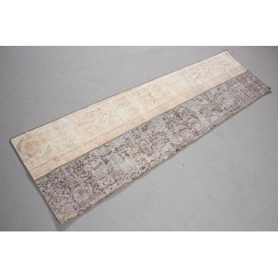 Tapis de couloir rétro avec un motif de tapis anatolien neutre avec des tons doux pour le couloir dans un style bohème floral