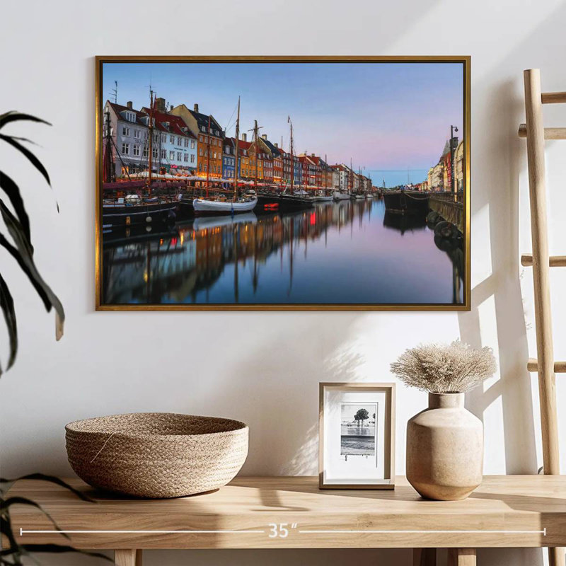 Nyhavn New Harbor, 25 po x 17 po, Cadre flottant doré