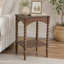 Table d'appoint 15,5 x 15,5 x 23,5 po en bois brun patiné avec pieds en spirale tournés et tablette inférieure