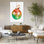 «Red Santa's Ball Drop» - Art contemporain rouge et vert balançant sur une boule disco