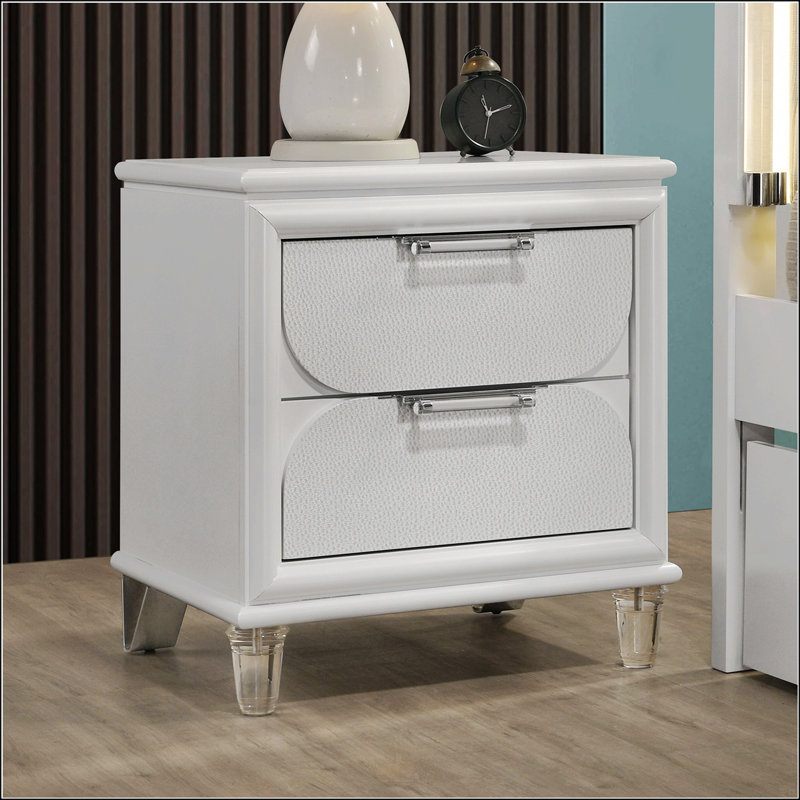 Table de chevet contemporaine blanc perle avec poignées en acrylique, panneaux en relief et 2 tiroirs pour un rangement élégant
