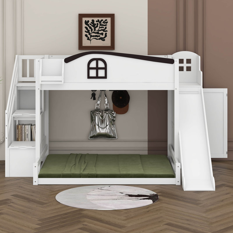 Lit simple superposé au dessus d'un lit double avec glissade et escalier, tablette de rangement et garde-robe, lit superposé en bois avec garde-corps