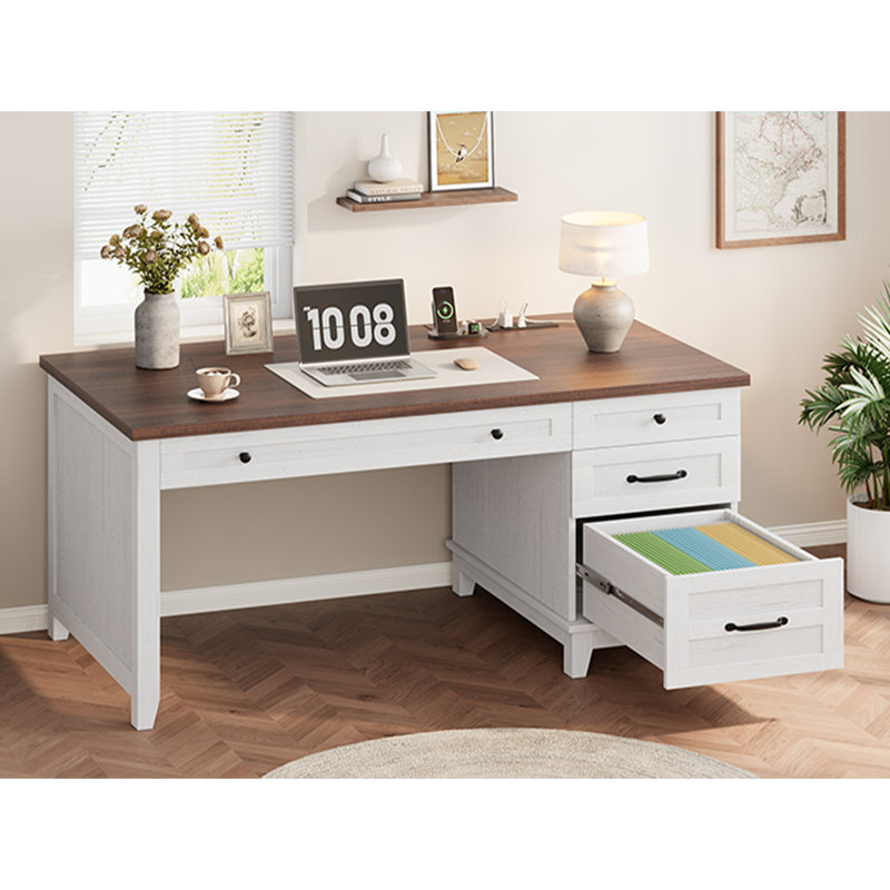 Bureau de direction de style ferme avec prises électriques et ports USB – Bureau d'ordinateur en bois de 136 cm – Tiroir à dossiers, rangement, bureau pour la maison – Brun et blanc