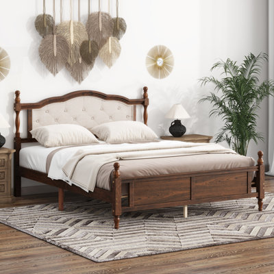 Charmant grand lit en bois de pin avec tête de lit élégante et support pratique
