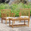 Ensemble de 2 fauteuils club et table en bois brun, avec panneaux à lattes. Élégant et raffiné, il est idéal pour l'extérieur.