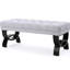 Banc gris classique avec capitonnage à boutons fins, coutures en losanges et pieds en demi-cercle élégants pour la décoration intérieure-786902477
