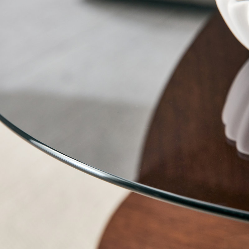 Table basse créative à structure croisée avec plateau en verre trempé gris et rangement en forme de ventilateur de couleur noyer, parfaite pour les petits espaces et les salons modernes.