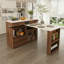 Îlot de cuisine avec table extensible et pivotante, MDF avec placage de marbre, design rétro, 4 tiroirs et placards à portes vitrées avec prise intégrée, coin repas extensible pour 2 à 4 personnes (noyer)