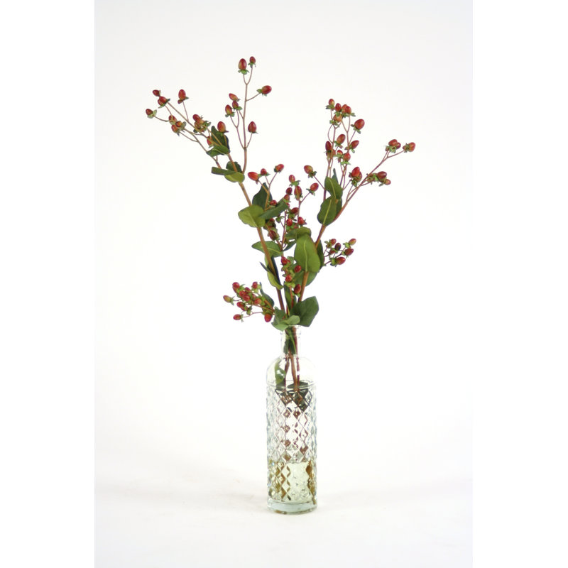 Hypericum baies en soie avec feuillage dans une bouteille de verre