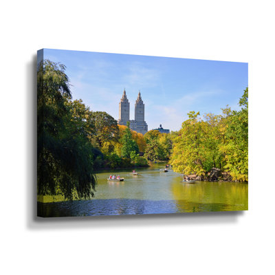 «Dejania Central Park Lake View of San Remo In Autumn» par Kathy Yates, reproduction sur toile