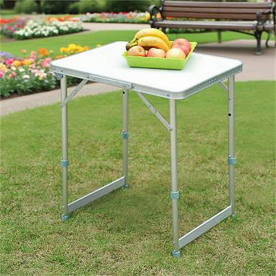 Table de camping portable avec hauteur réglable, fabrication légère et durable pour une utilisation extérieure et intérieure