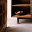 Table d'appoint en bois massif.